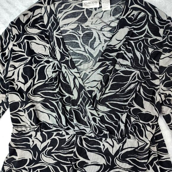 Chicos Travelers Knit Top Womens Size 2 Stretch 3/4 Sleeve Black Geometric VNeck - Picture 3 of 7